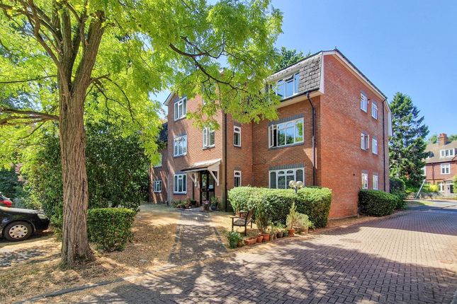 Thumbnail Flat to rent in Albany Crescent, Claygate