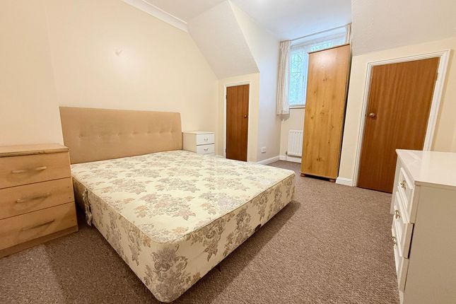 12, Kestrel Close, London photo 5
