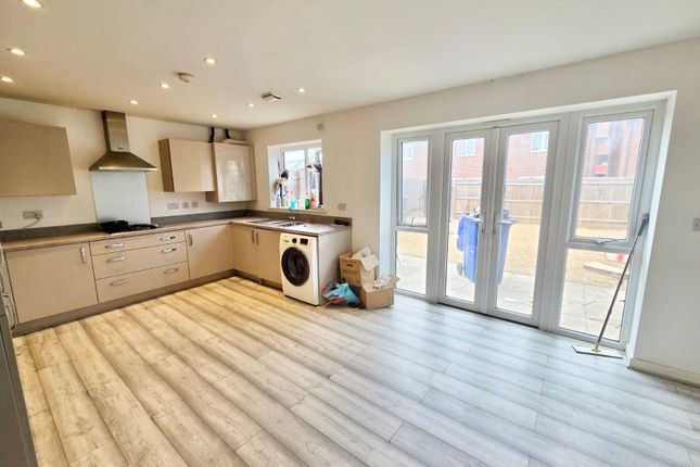 67, Dovestone Close, Grays photo 4