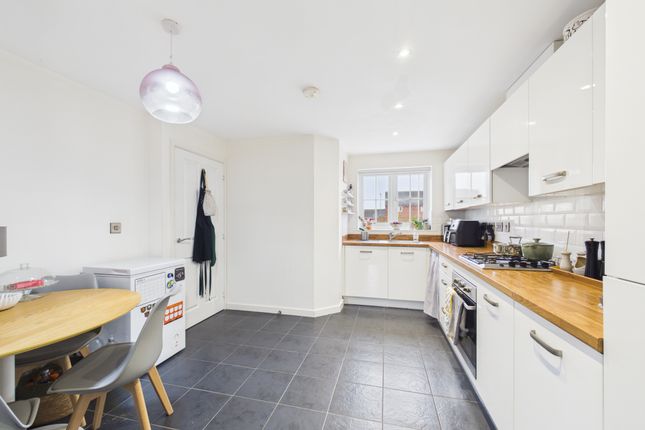 4, Beacon Drive, Scarborough photo 3