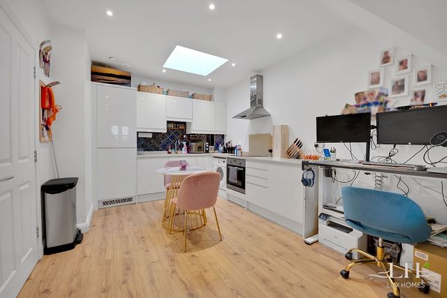 Flat for sale in Station Road, West Horndon, Brentwood