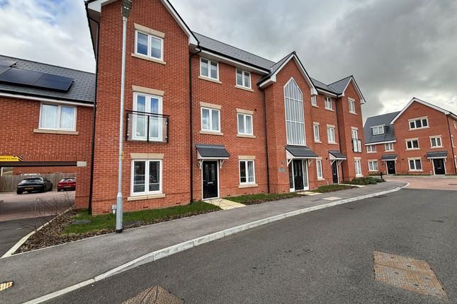Flat to rent in Cotter Way, Canterbury