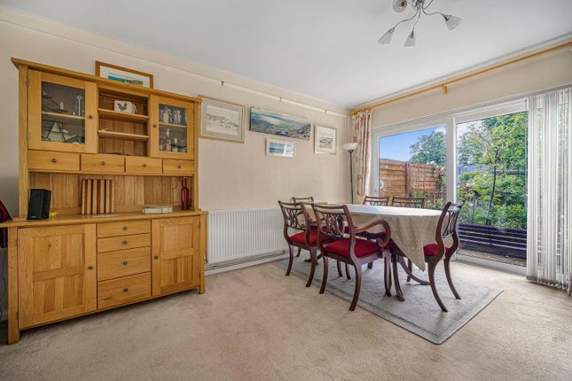 44, St Martins Close, Leatherhead photo 4