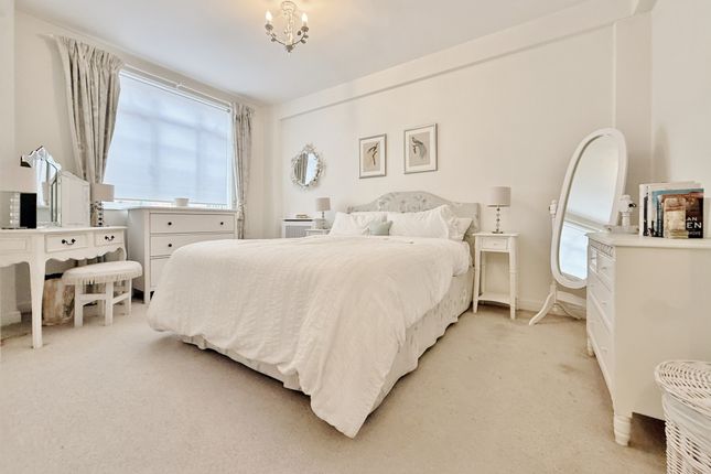Flat 215 Latymer Court, Hammersmith Road, London photo 4