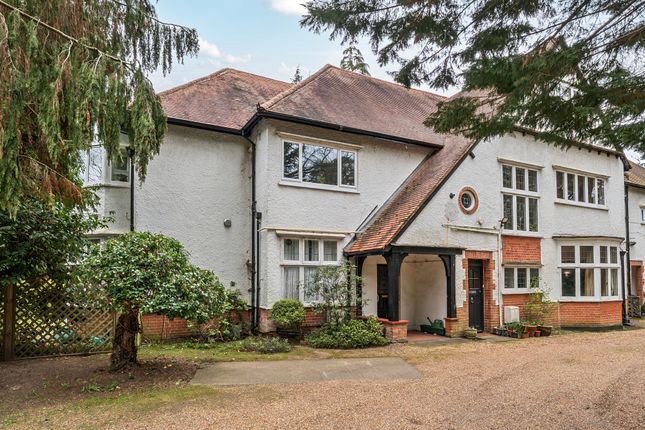 2-bed flat on Flat 1 Rivey Lodge, 94, Old Woking Road, West Byfleet, £300,000