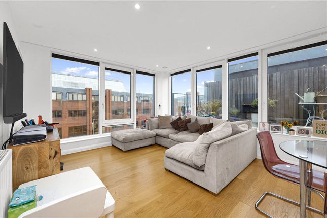 2-bed flat on Flat 19, 892, High Road, Finchley, £500,000