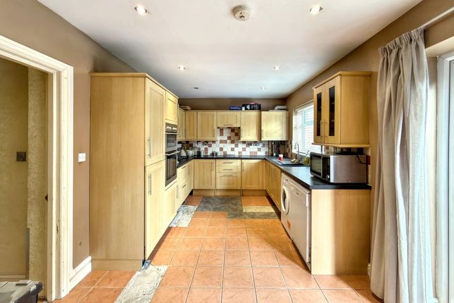 211, Ladygate Lane, Ruislip photo 3