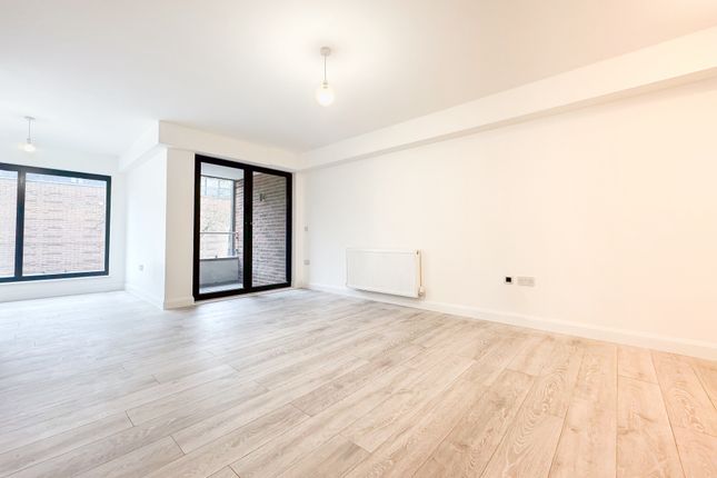 Flat to rent in The Parade, Watford