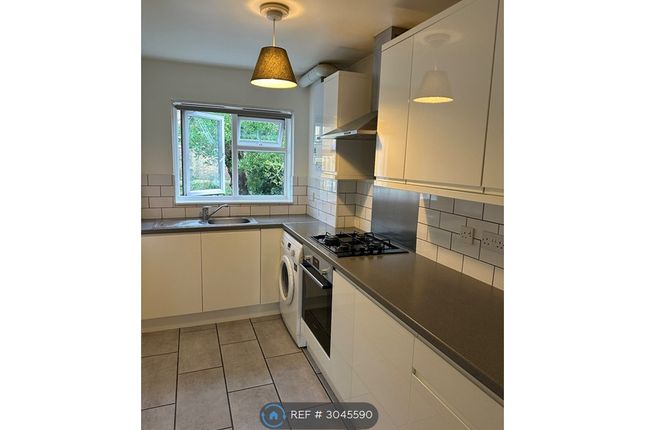 Flat  Wimbourne Court, Christchurch Close, London photo 2
