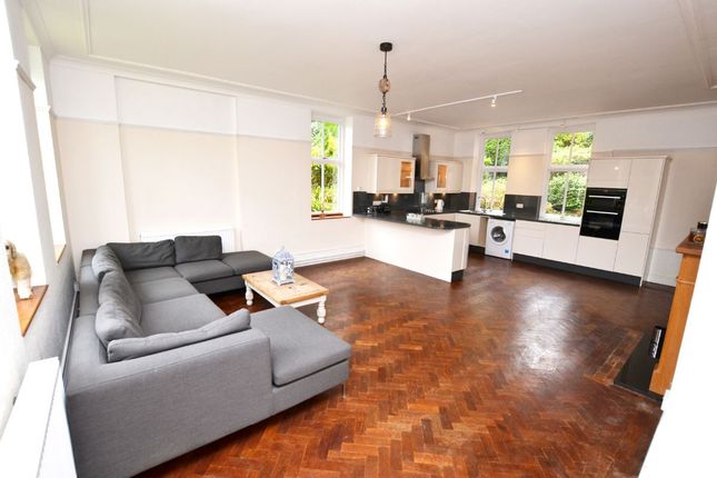 3 bed flat to rent in Abbey Road, Malvern WR14