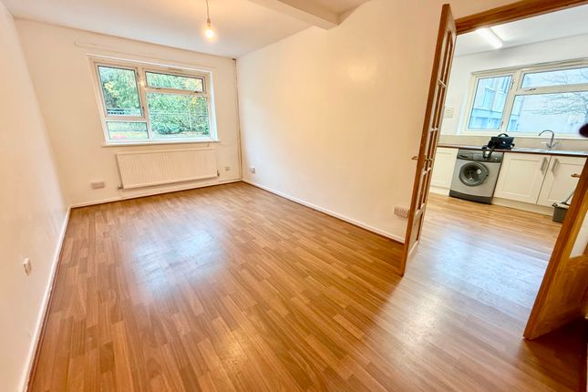 Flat 4, Belgrave Court, Pontnewynydd, Pontypool photo 3