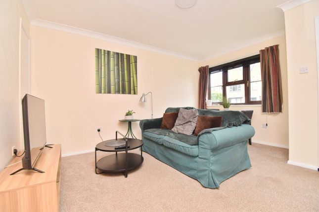128, Havers Avenue, Hersham Village photo 4