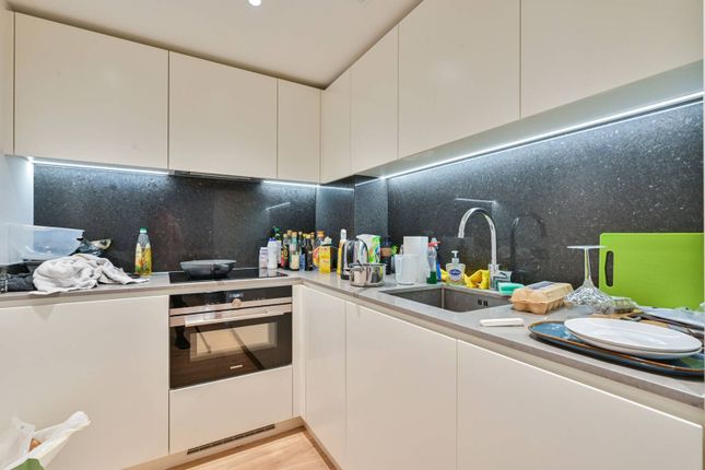 Thumbnail Flat for sale in Landmark Pinnacle, Canary Wharf, London