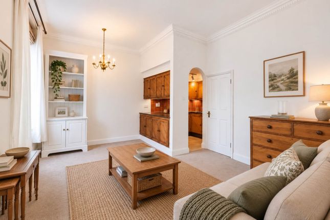 2nd Floor Flat, St Georges Square, London photo 2