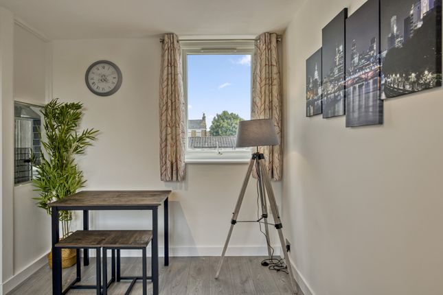 Flat to rent in Gowrie Road, London