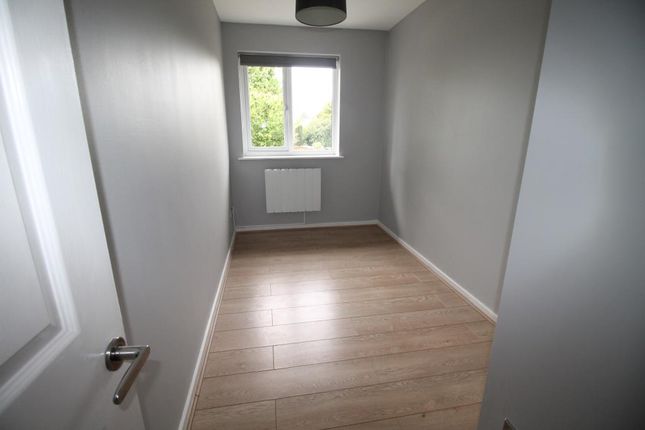 Flat to rent in Hutchins Close, Hornchurch, Essex