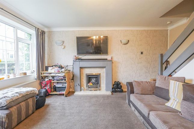 44, Highroyd, Huddersfield photo 3