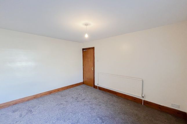 Flat to rent in Commercial Street, Risca, Newport
