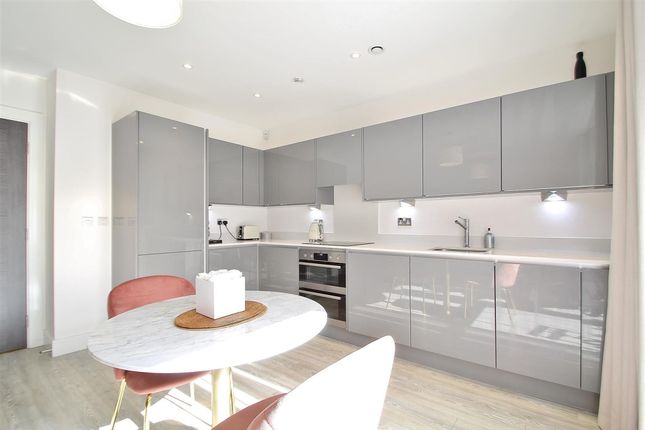 Flat 28b, Swan Court Swan Street, Isleworth photo 4