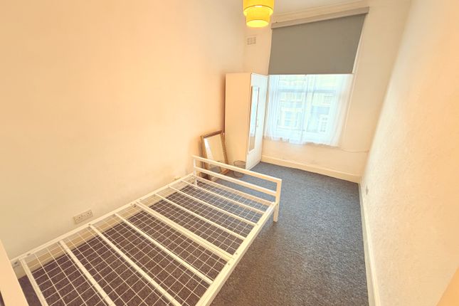 Holly Park Road, London photo 4