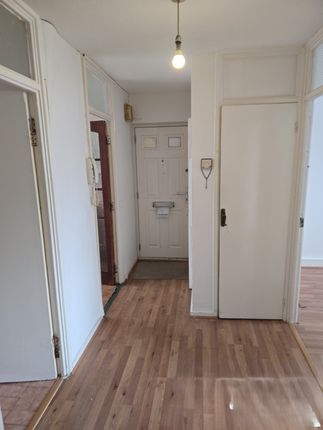 8, Henrys Walk, Ilford, ESSEX photo 3