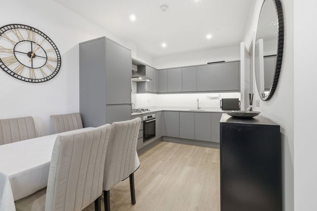 Flat 6 Opus Court, Bay Tree Avenue, Leatherhead photo 4