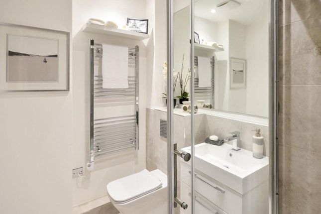 Flat for sale in Coburg Road, London