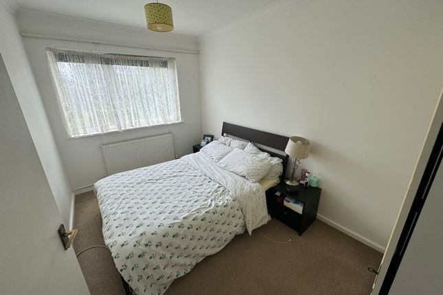 Maisonette to rent in Heath View Close, East Finchley