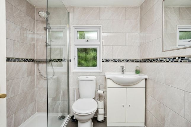 19, Linnett Close, Turners Hill photo 2
