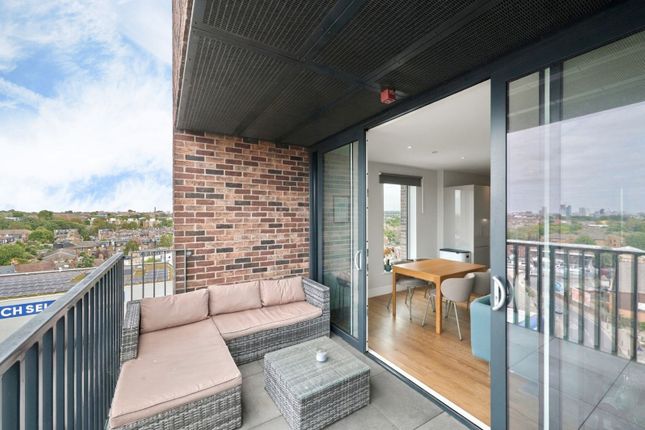 701 Norah House, 24, Summerstown, London photo 3