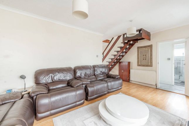 Chelsea Close, Edgware photo 4