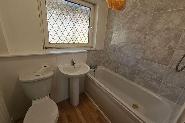 67 Tyle Teg, Clydach, Swansea photo 5