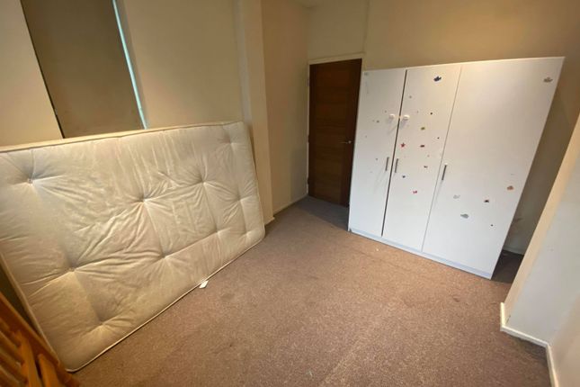 Flat to rent in Peterborough Road, Harrow, Middlesex