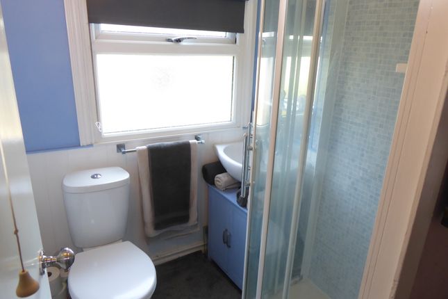 11, Rose Park, Row Town, Addlestone photo 5