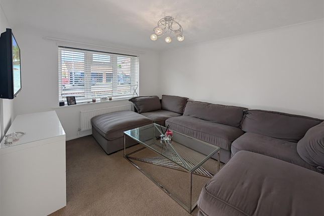 90, Friday Wood Green, Colchester photo 3
