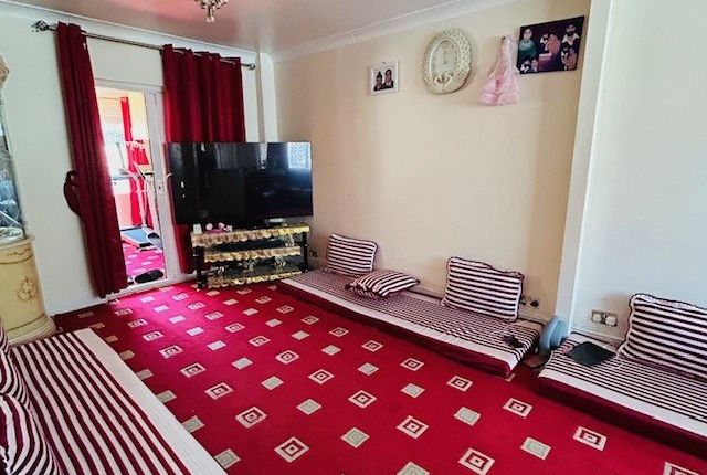 44 Fairholme Crescent, Hayes photo 3