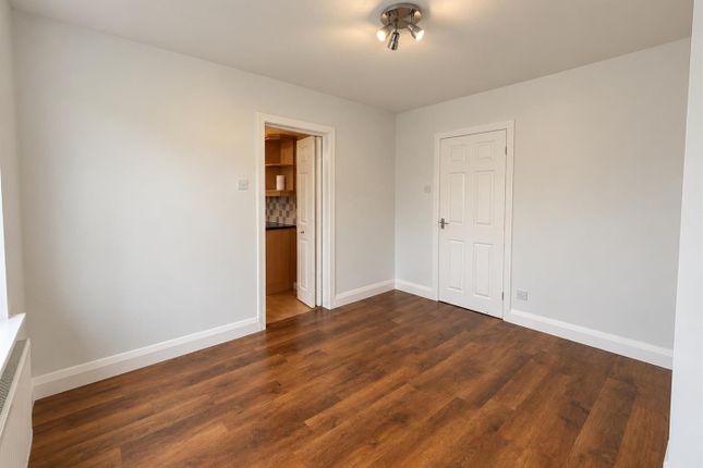 8, Whitwell Drive, Elland photo 4