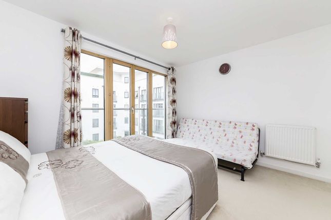 Flat to rent in Holford Way, London