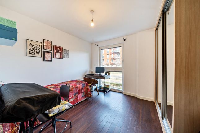 Flat for sale in Naomi Street, London