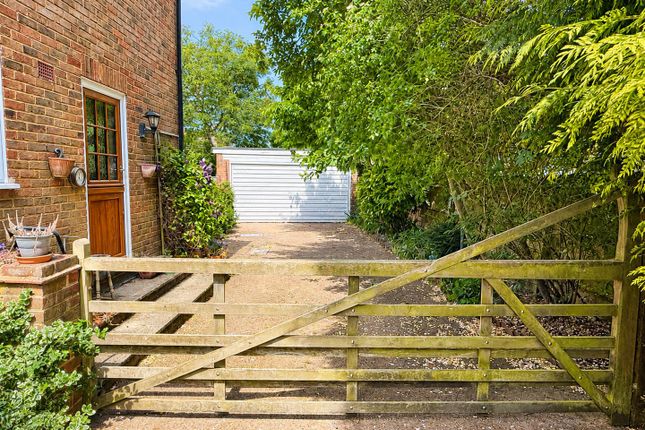 2, Grange Close, Brentwood photo 2