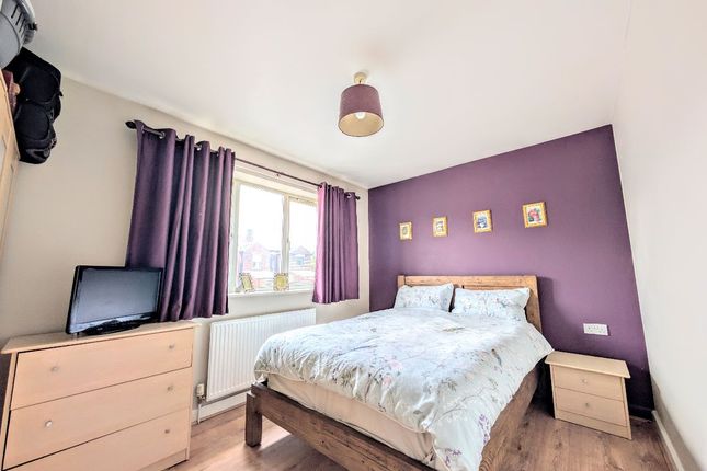 6, Wood Edge Close, Greater Manchester photo 4