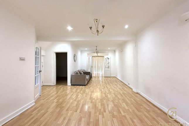 40, Crosslands Avenue, SOUTHALL photo 3