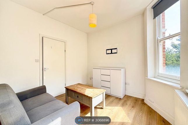 Flat, Rosslyn House Rushcroft Road, London photo 2