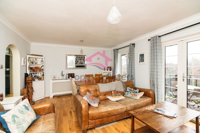 6 Featherstone Court, Bunns Lane, London photo 2