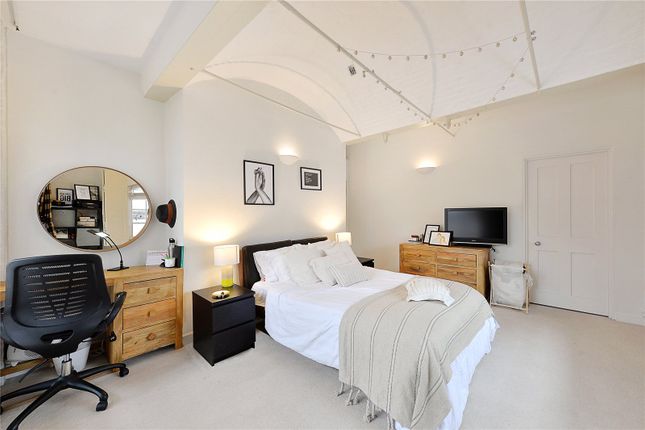 Flat to rent in Ivory House, East Smithfield, London