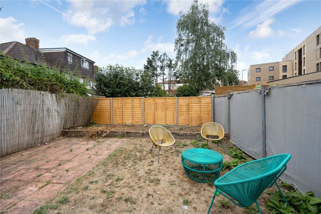 82, Grove Crescent, Feltham photo 4