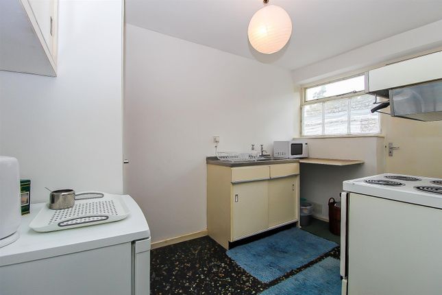 32, Philips Grove, Wakefield photo 2