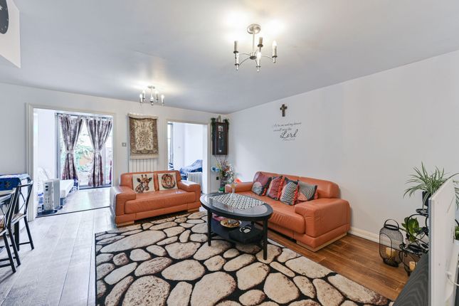 Goodwin Close, South Wimbledon photo 4