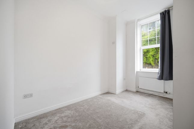 Flat 3, 3, Cwrt Brenin, Pontypridd photo 3