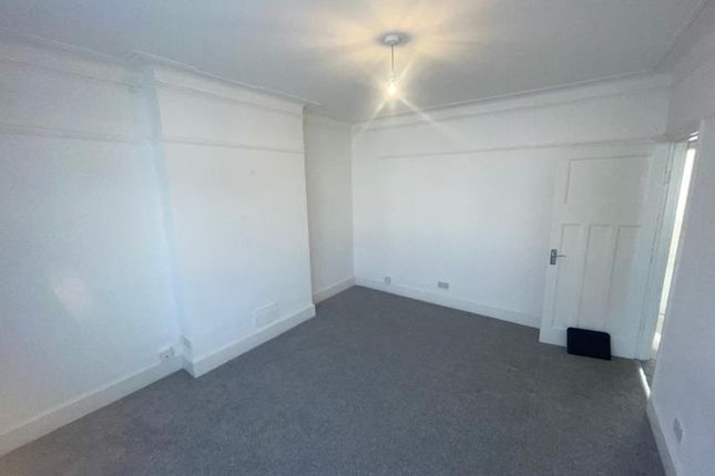 Flat to rent in Lyndhurst Road, Wood Green